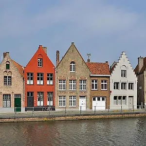 With Carparking, Bicycles And Small Breakfast Couette-café Bruges